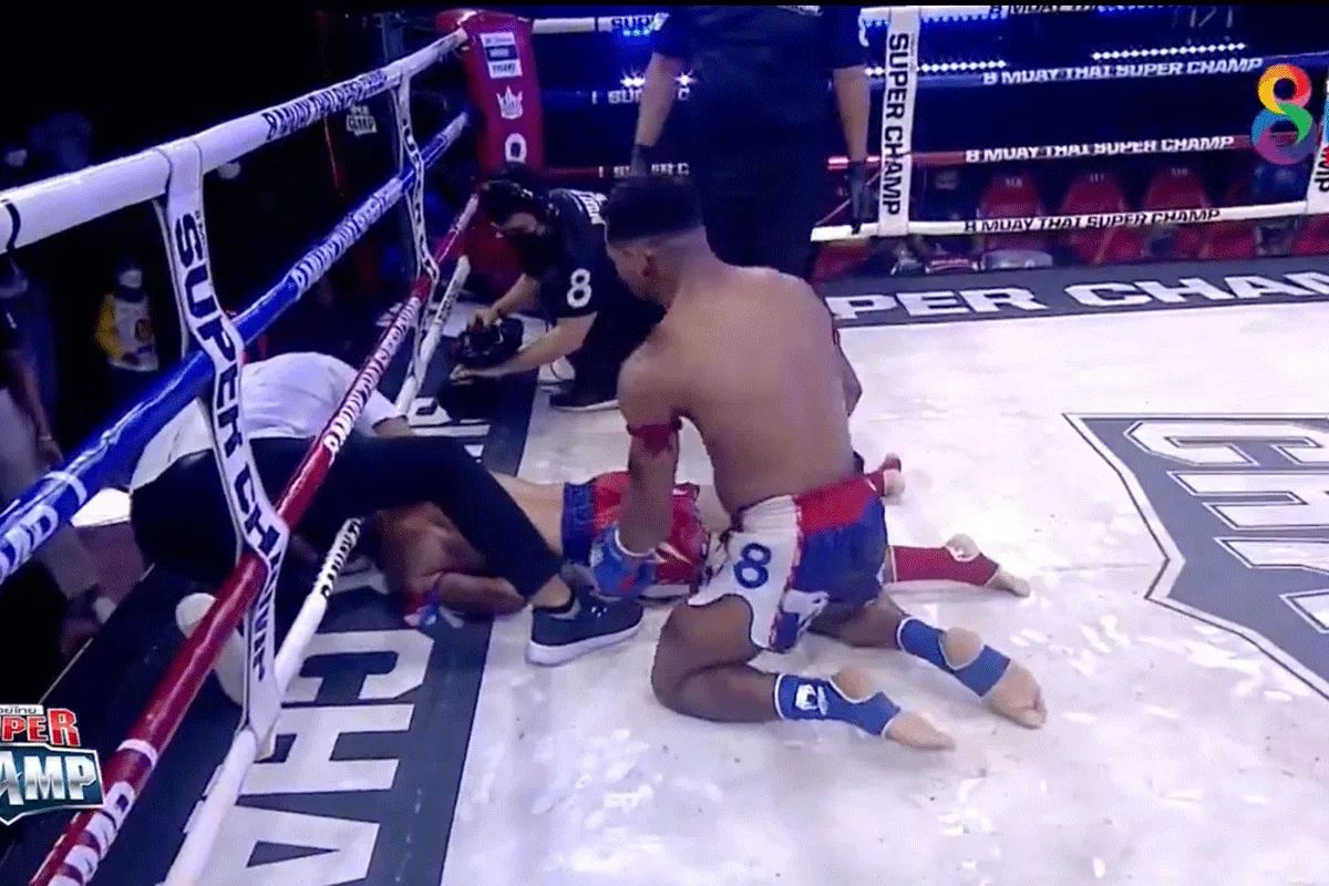 Kickboksers tegelijk 'KO'! 'Wat een klapper' (video)