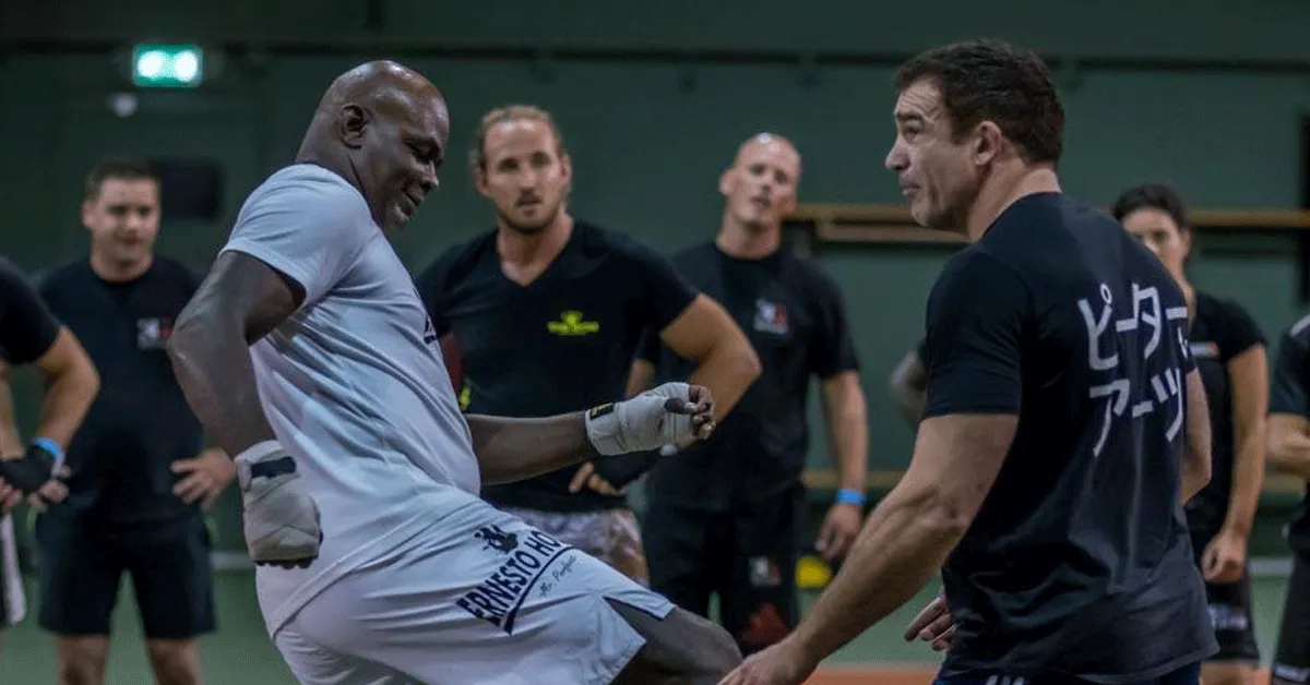 ? | Bekende vechtsporters demonstreren in Den Haag voor opening sportscholen