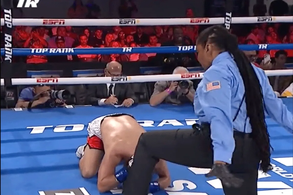 Bokser (18) sloopt rivaal met brute bodyshot: Knock-out video