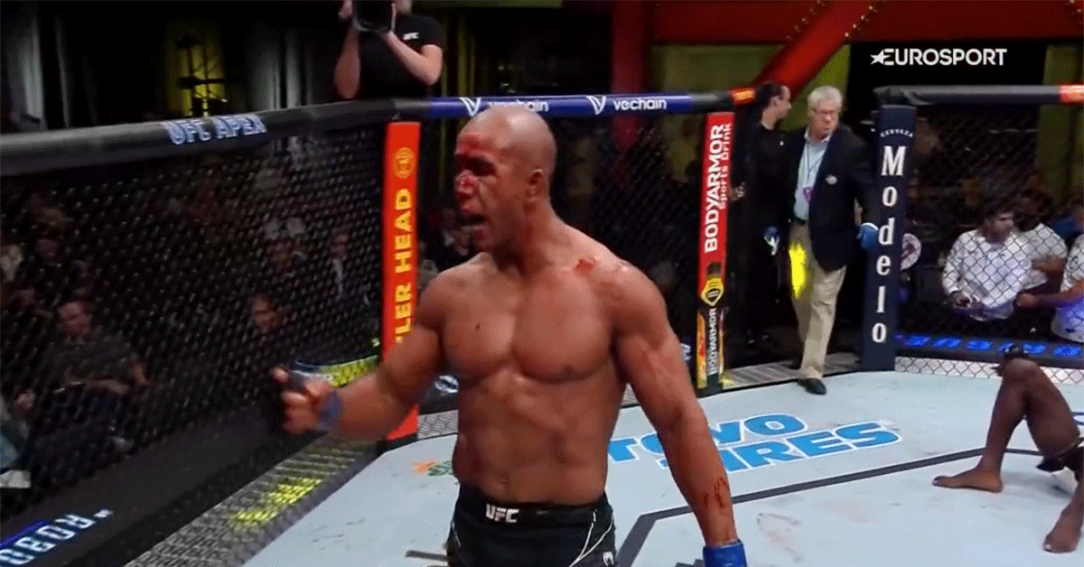 'Zie zijn slagader!' UFC'er Rodrigues vecht met open wond wedstrijd uit (video)