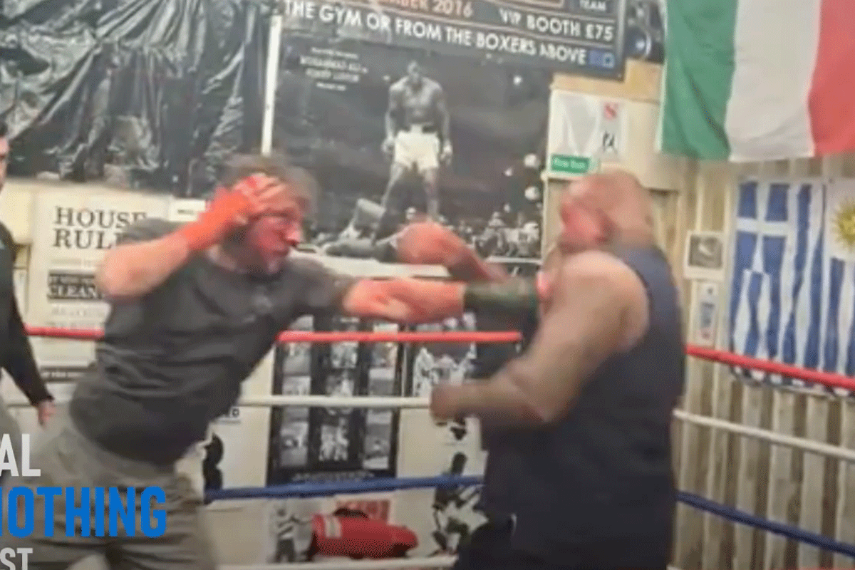 Schokkende beelden van vechtpartij in boksschool! 'Veel bloed'