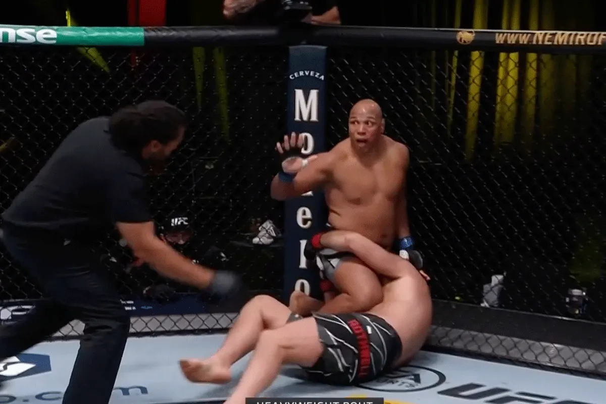 UFC-vechtbaas WOEST op scheids: 'Handen thuis'