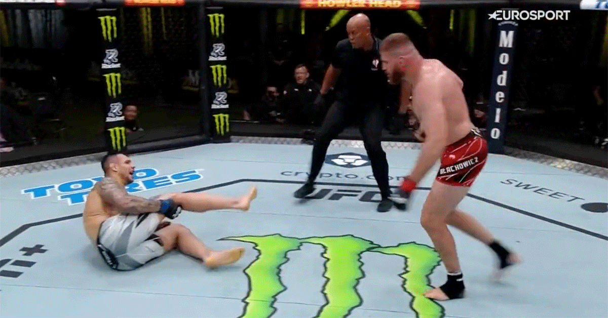 'Zo wil je niet winnen!' UFC-gevecht eindigt door heftige blessure (video)