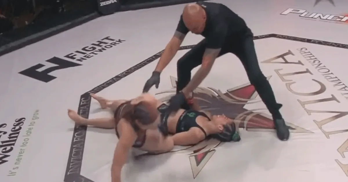 'Sloper!' Vechtmokkel hamert rivaal bruut knock-out (video)