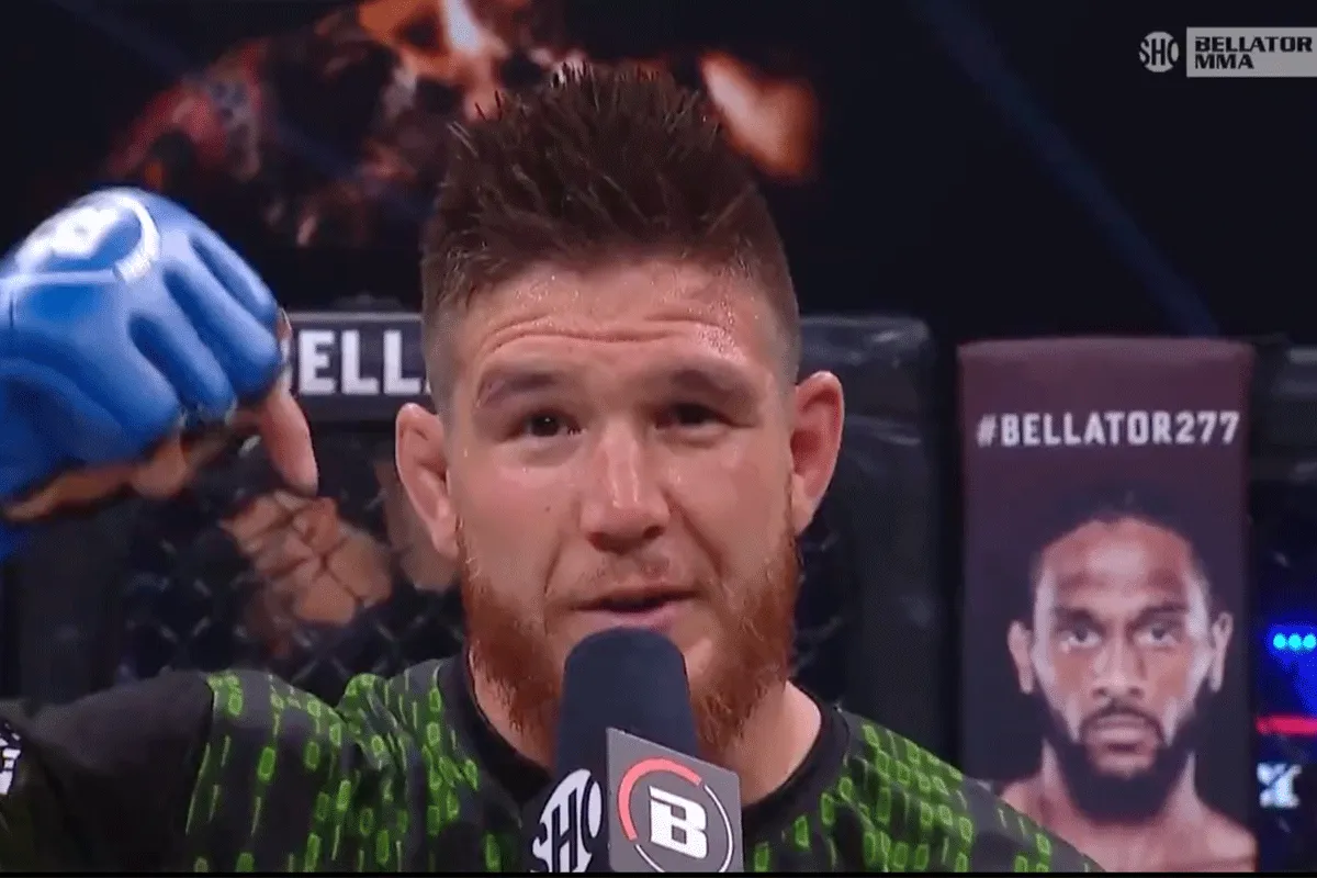 Johnny de Mol 'lookalike' MEPT rivaal door MMA-kooi (video)