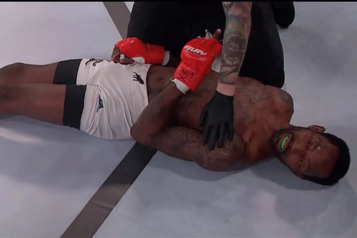 Knock-out koning slaat toe: Mept rivaal naar droomland (video)