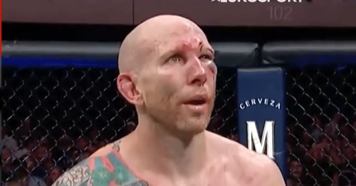 ? | UFC vechter Josh Emmett totaal gesloopt in gevecht