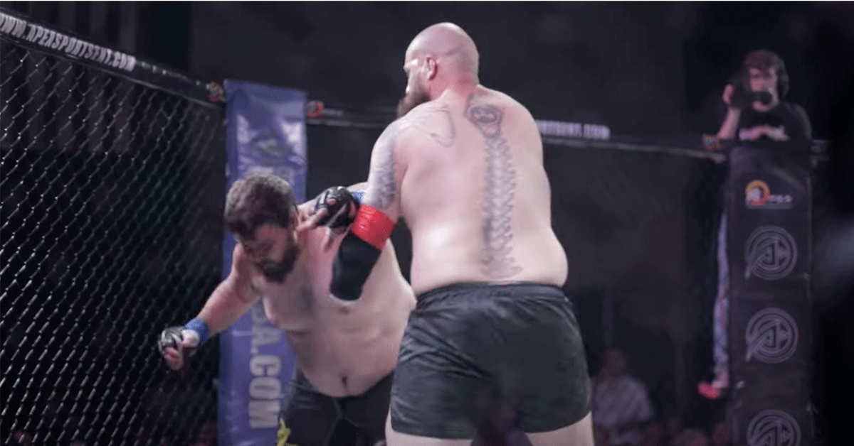 ZIEN! Ex-militair met 1 arm sloopt MMA-vechter! 'Nooit opgeven'