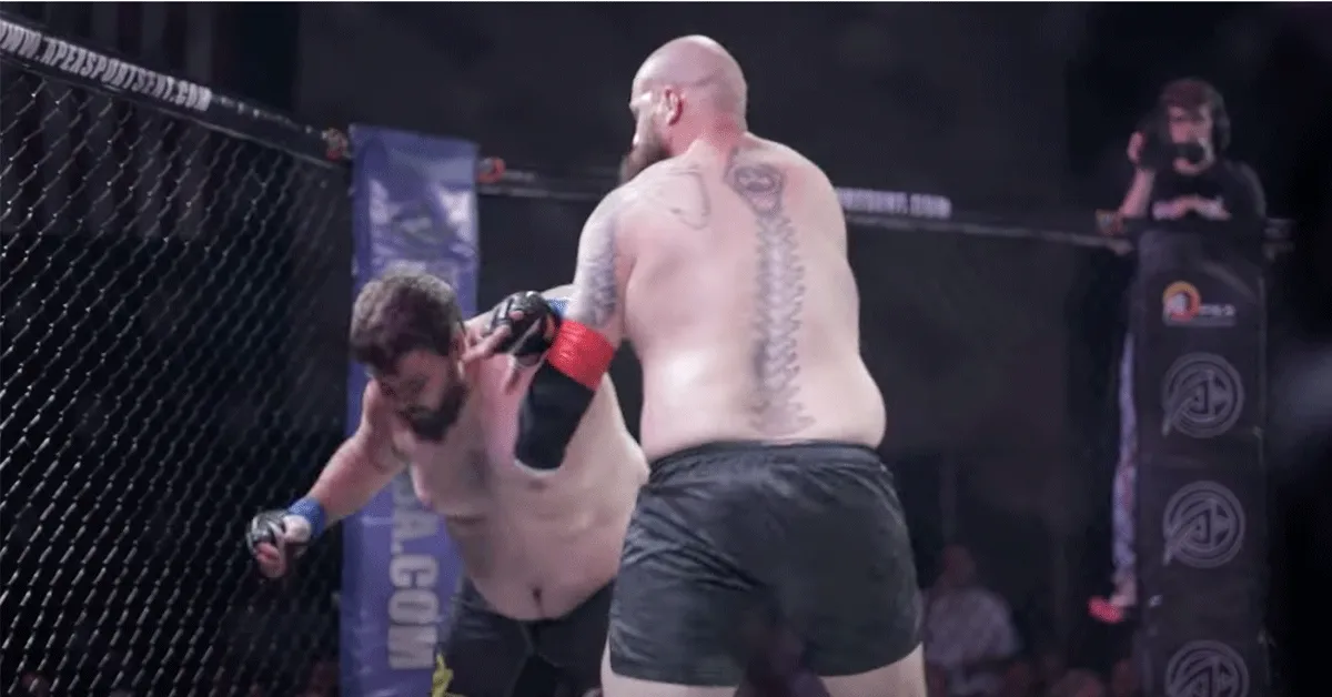 ZIEN! Ex-militair met 1 arm sloopt MMA-vechter! 'Nooit opgeven'