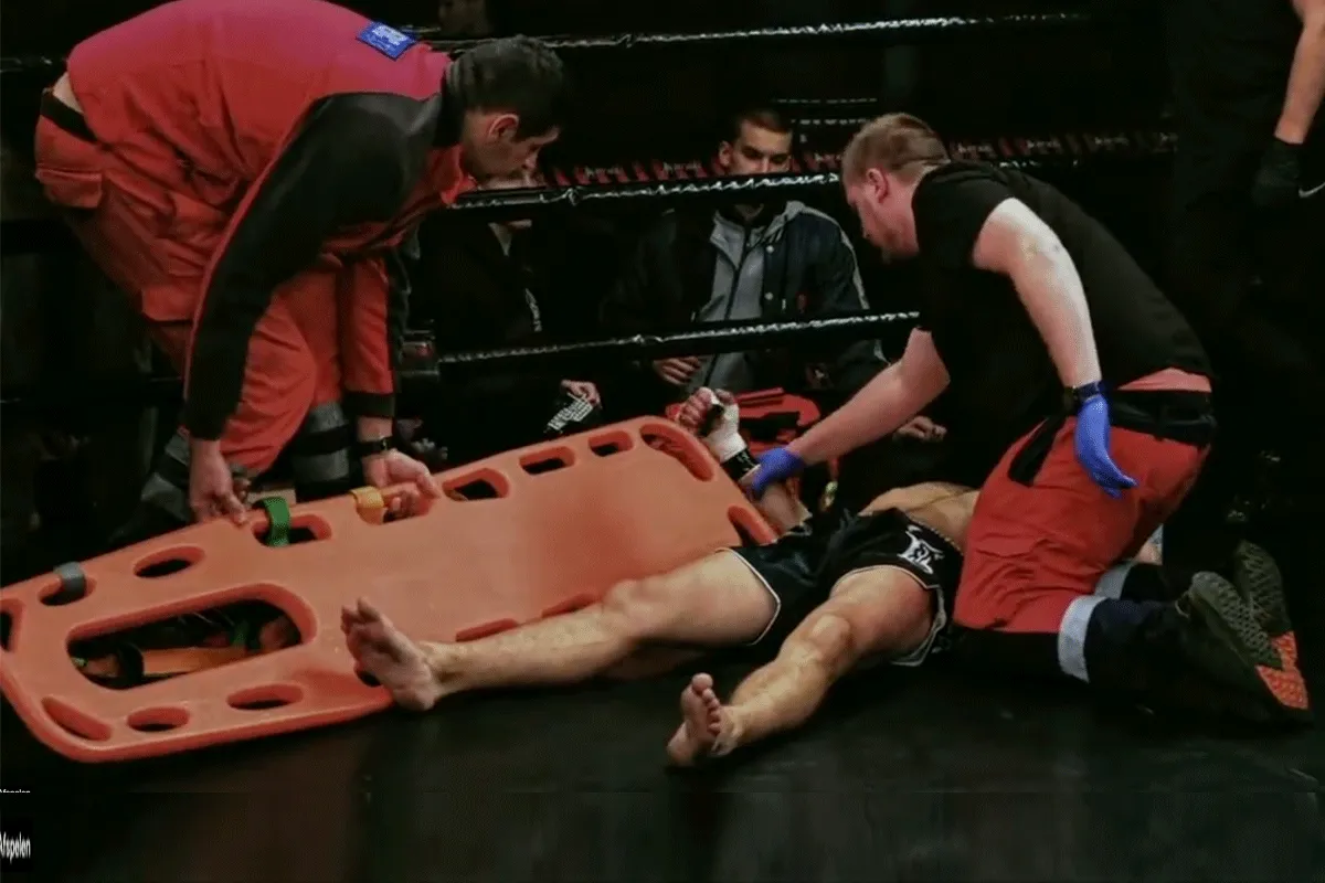 Kapot getrapt! Kickbokser op brancard de ring uitgedragen (video)