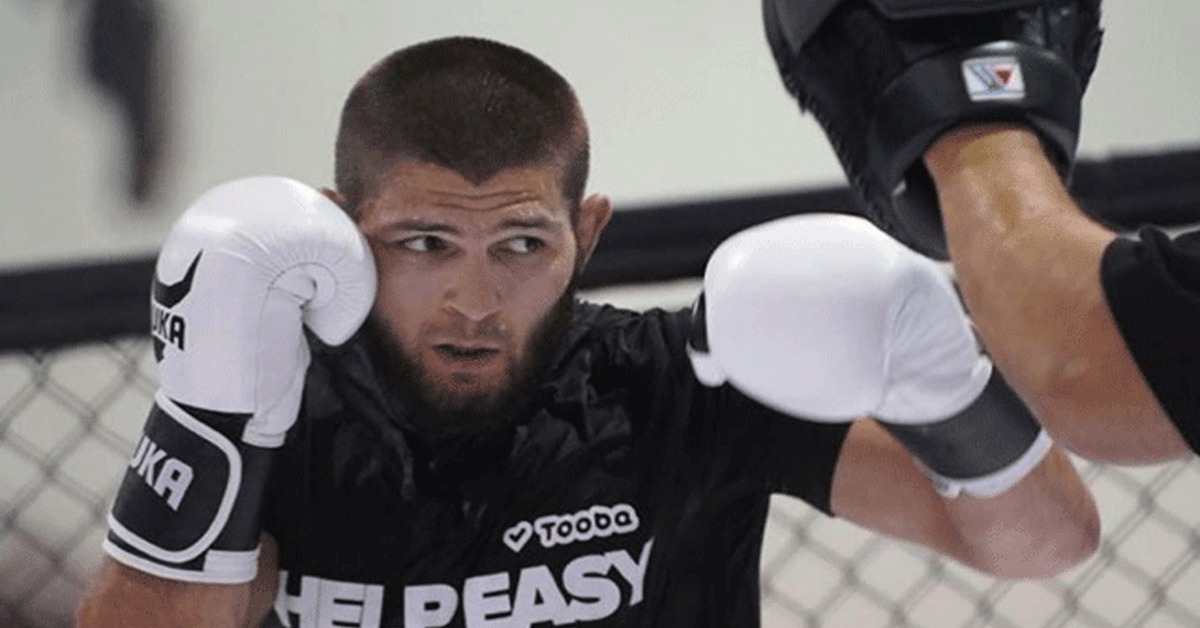 UFC-kampioen Khabib bereidt zich voor op voetbal debuut (video)