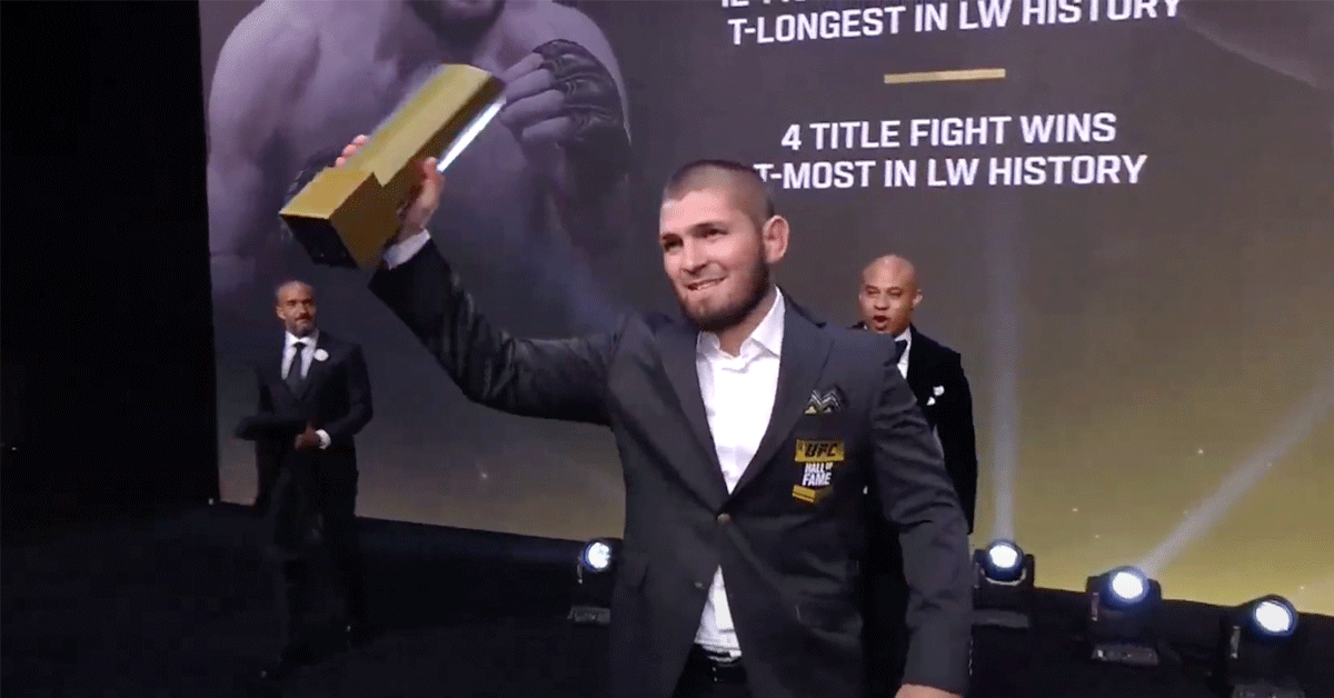 Khabib Nurmagomedov opgenomen in UFC Hall of Fame! 'Erg emotioneel'