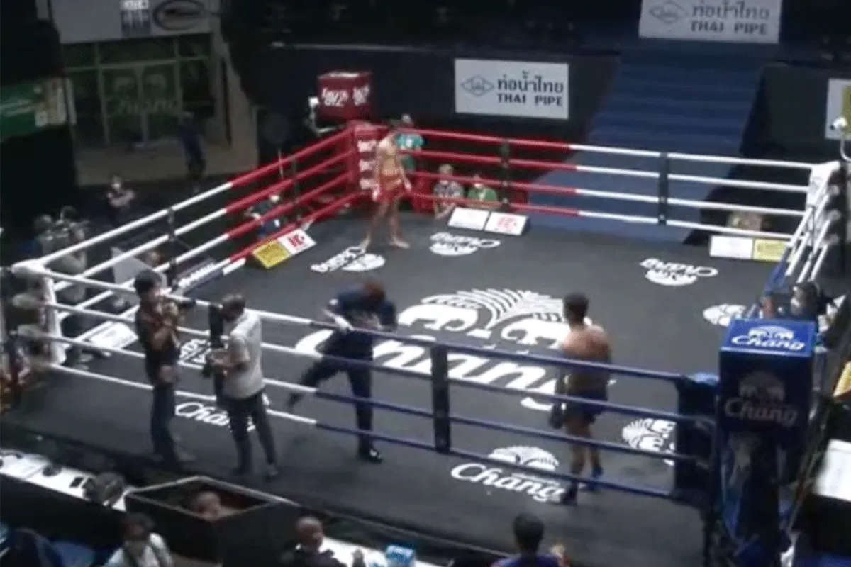 Huh! Kickboks scheids nokt er mee tijdens wedstrijd (video)