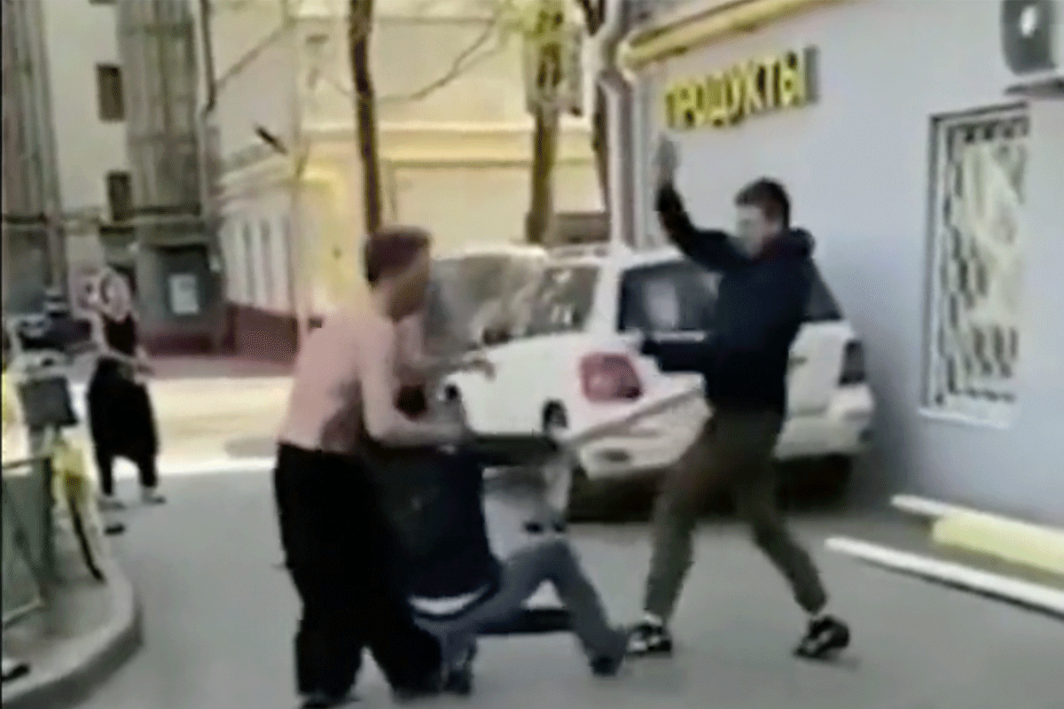 Man slaat 2 aanvallers voor hun kop: 'Krav Maga rules' (video)