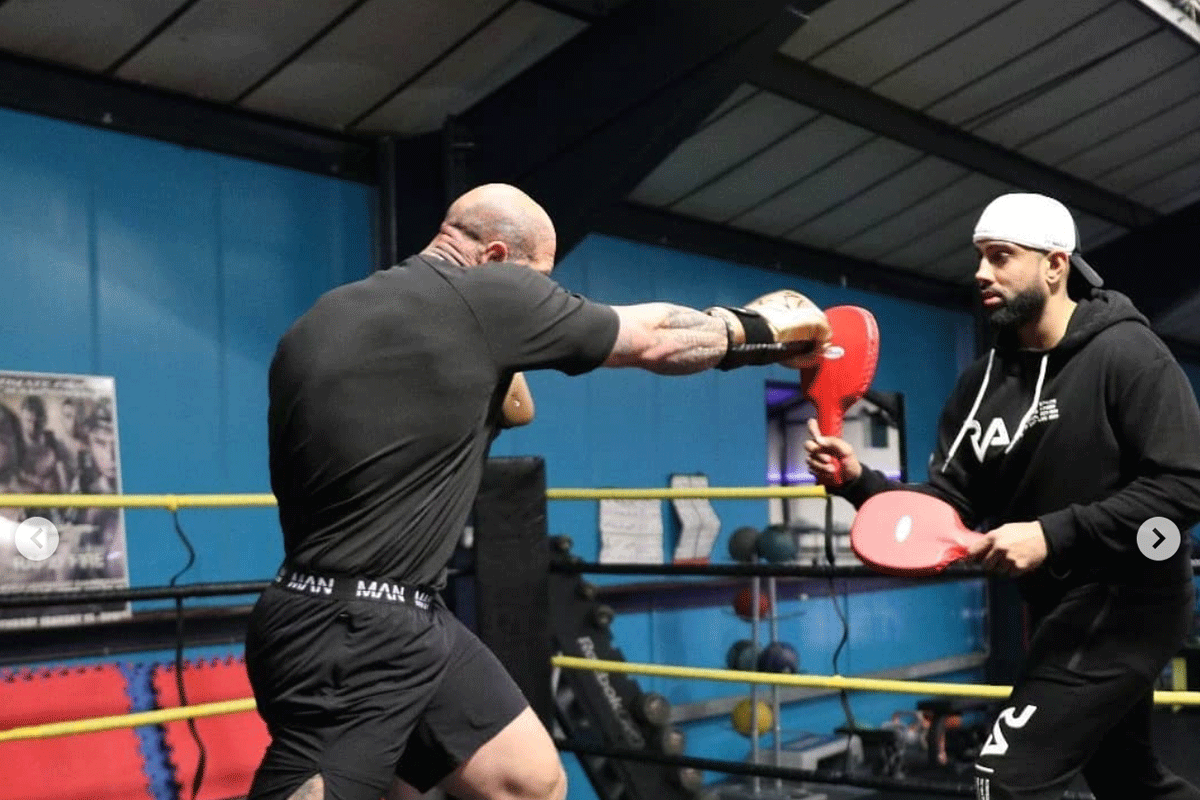 Reusachtige acteur en bodybuilder Martyn Ford start MMA Carrière