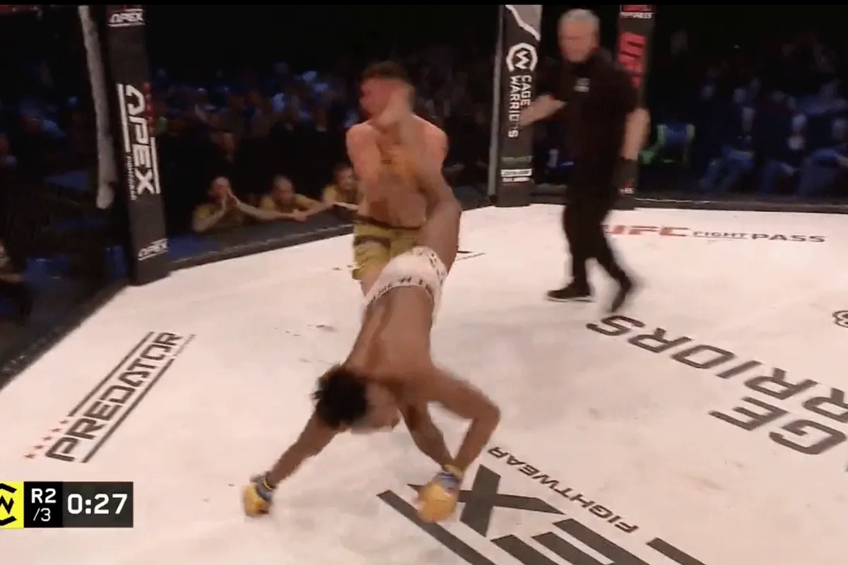 Kooivechter scoort verbluffende 'KO' tijdens Cage Warriors event (video)