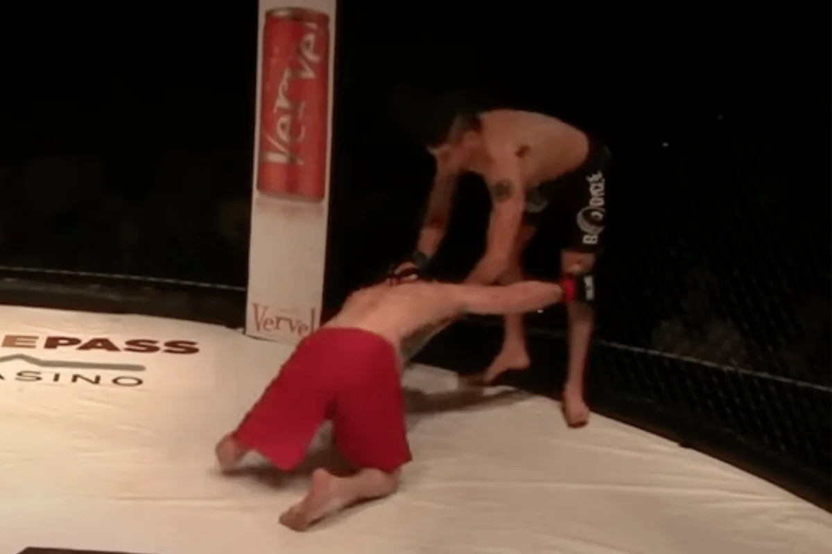 Zien! Kooivechter met 1 been MEPT erop los in bizarste gevecht ooit