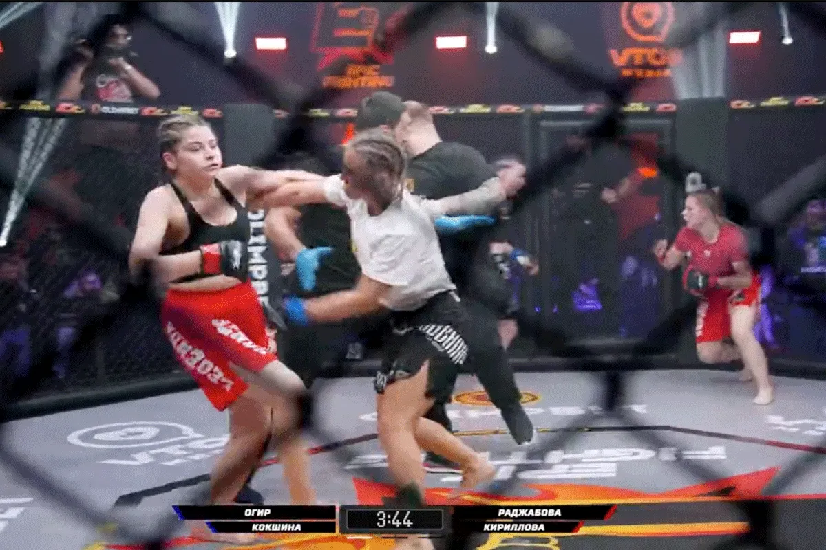 Meiden knokken 2 tegen 2 in kooigevecht! 'Kan het nog gekker'