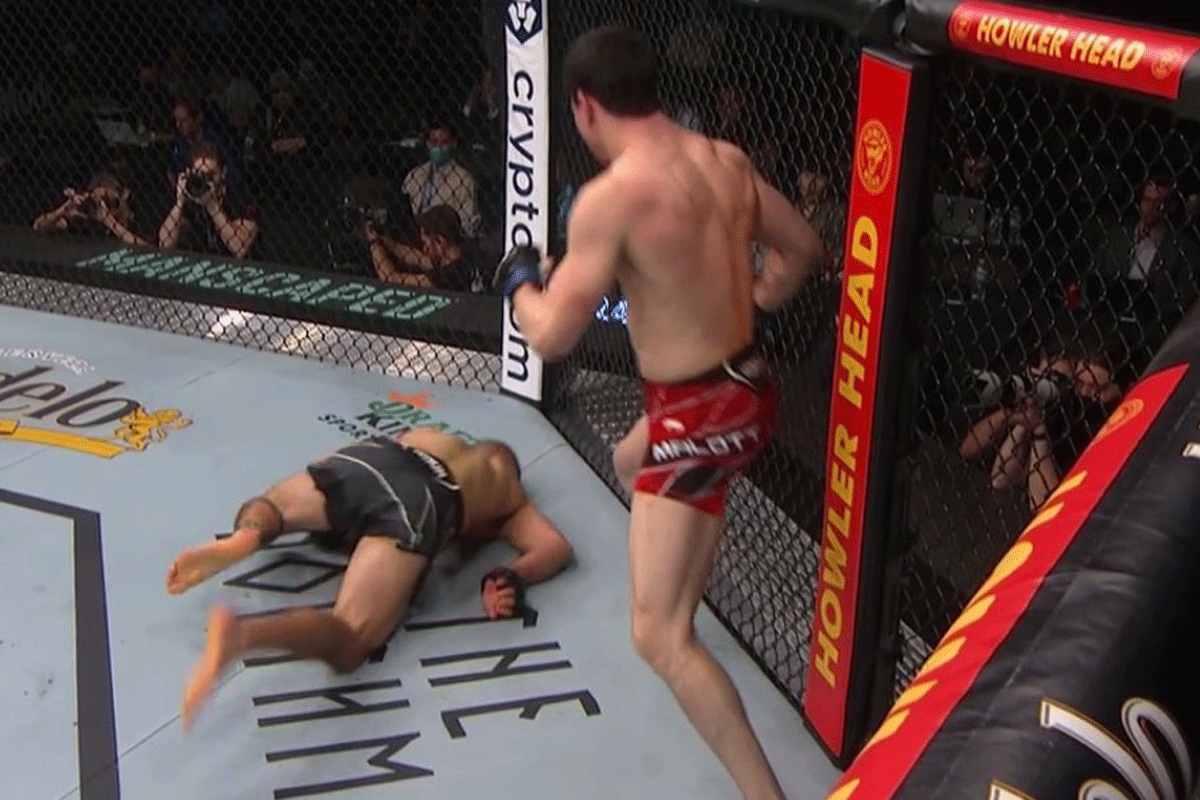 'Wow!' UFC-debutant scoort bloedigste 'KO' ooit? (video)