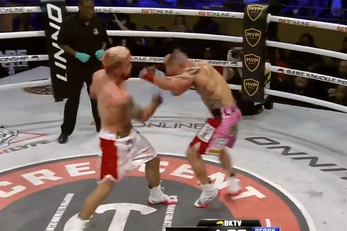 Wrede knokpartij! Keiharde vechter wint bare knuckle debuut (video)