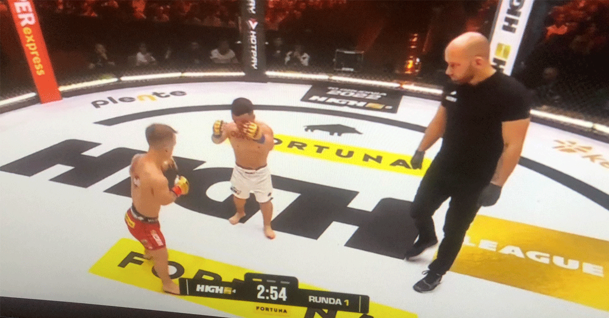 Mini Majk slaat opponent knock-out! Behoudt dwerg MMA-titel (video)