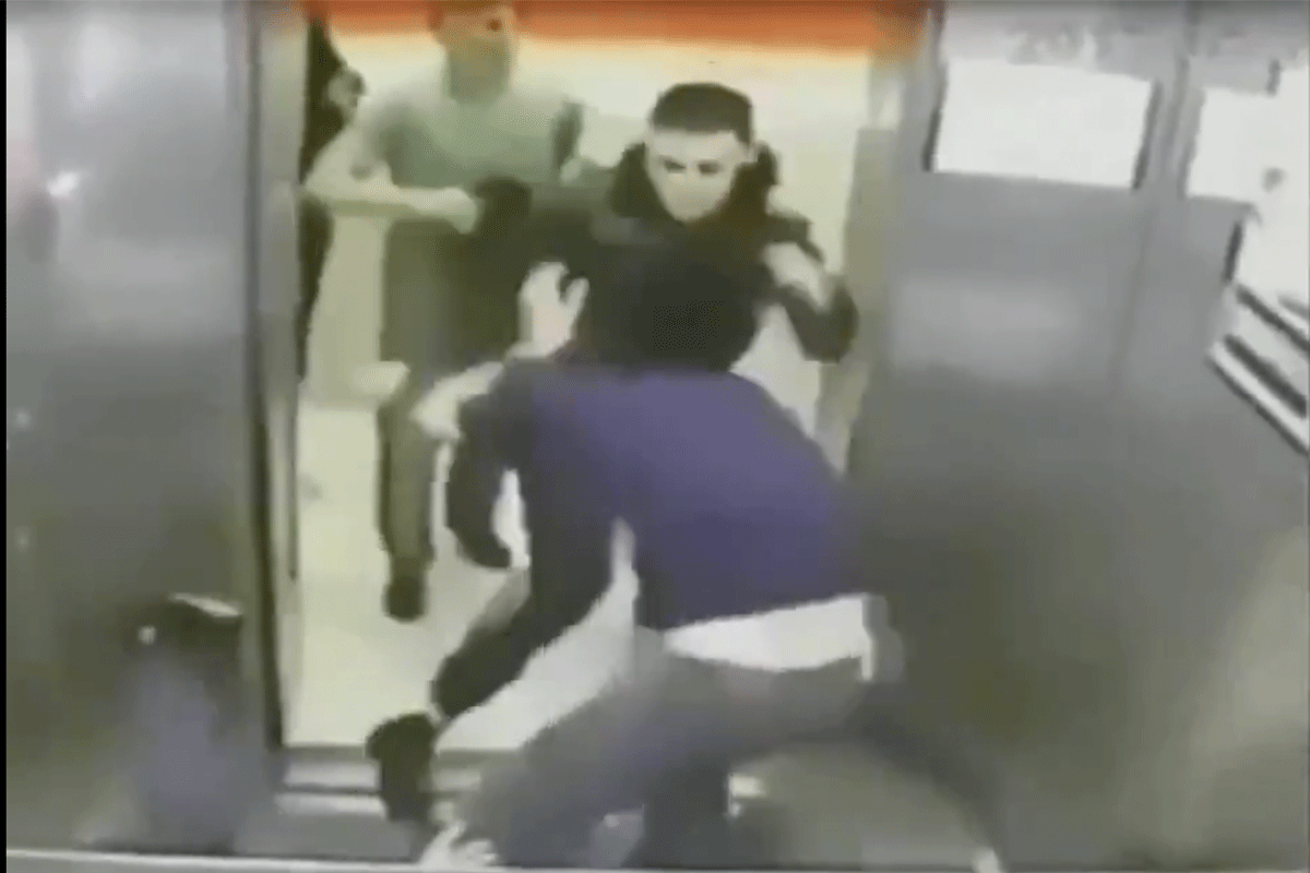 Opgefokte vechter deelt klappen uit in lift: 3 aanvallers kansloos (video)