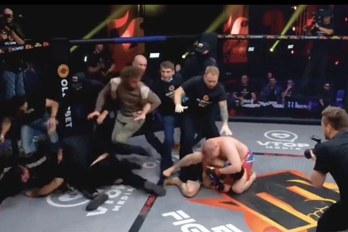 'Hele meute knokt mee!' Massale vechtpartij bij MMA-evenement