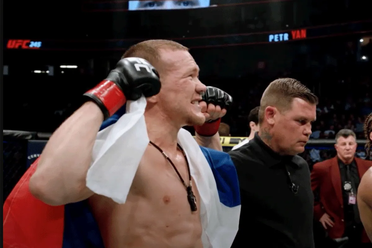 'Fuck it!' Petr Yan niet blij na controversiële nederlaag bij UFC 280