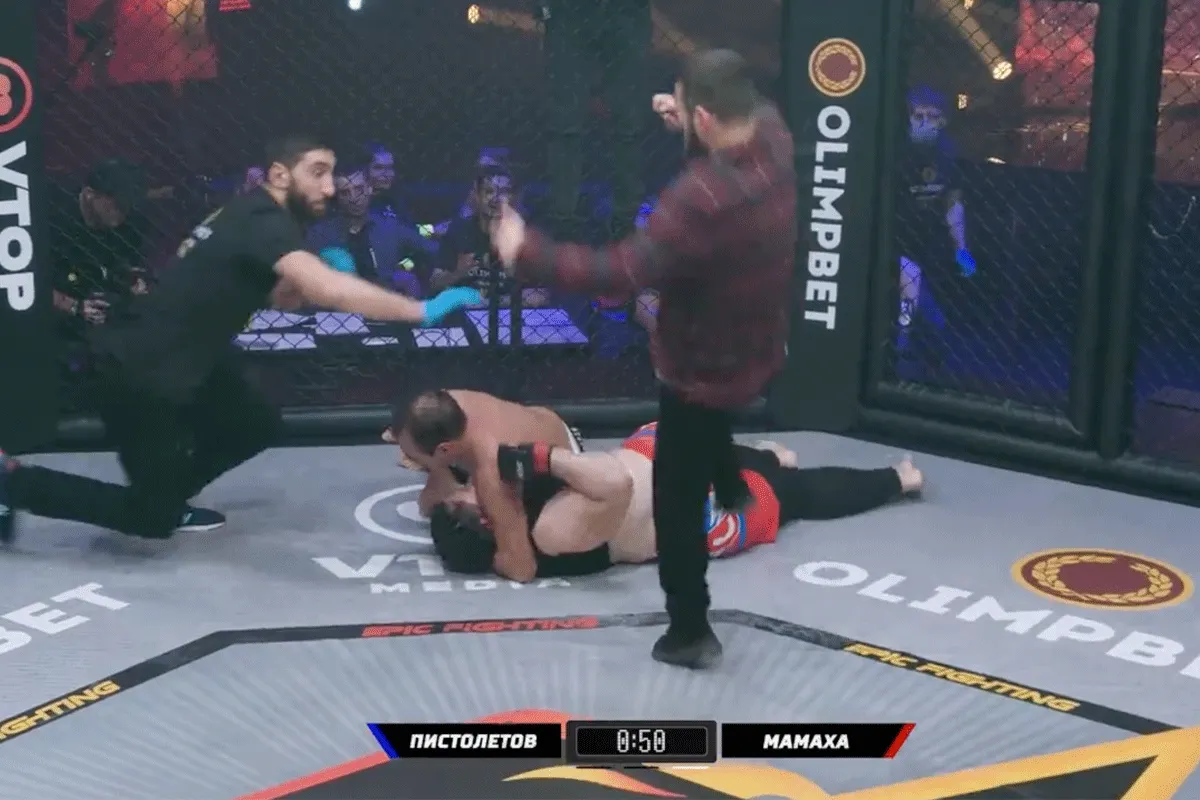 'Chaos gevecht!' Gek stormt MMA-kooi binnen (video)