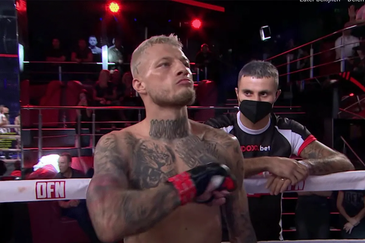 Adolf Hitler verpest MMA-debuut kickbokser! 'Stomkop'