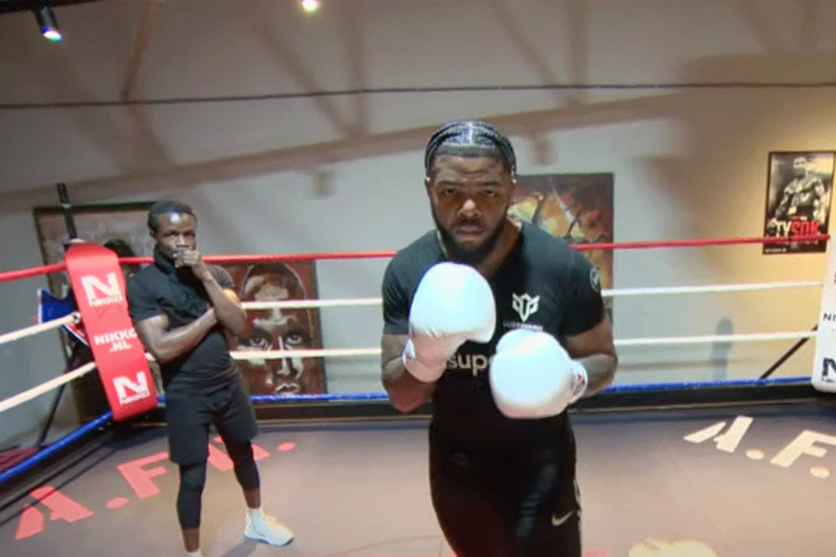 Bokslegende Regilio Tuur helpt Glory's Luis Tavares: 'Hij wordt kampioen' (video)