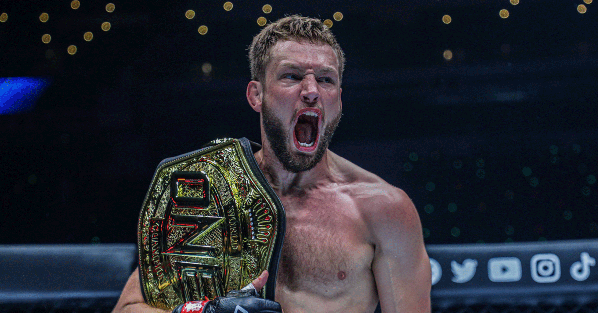 Nederlandse MMA-vechter Reinier de Ridder pakt winst in Jakarta