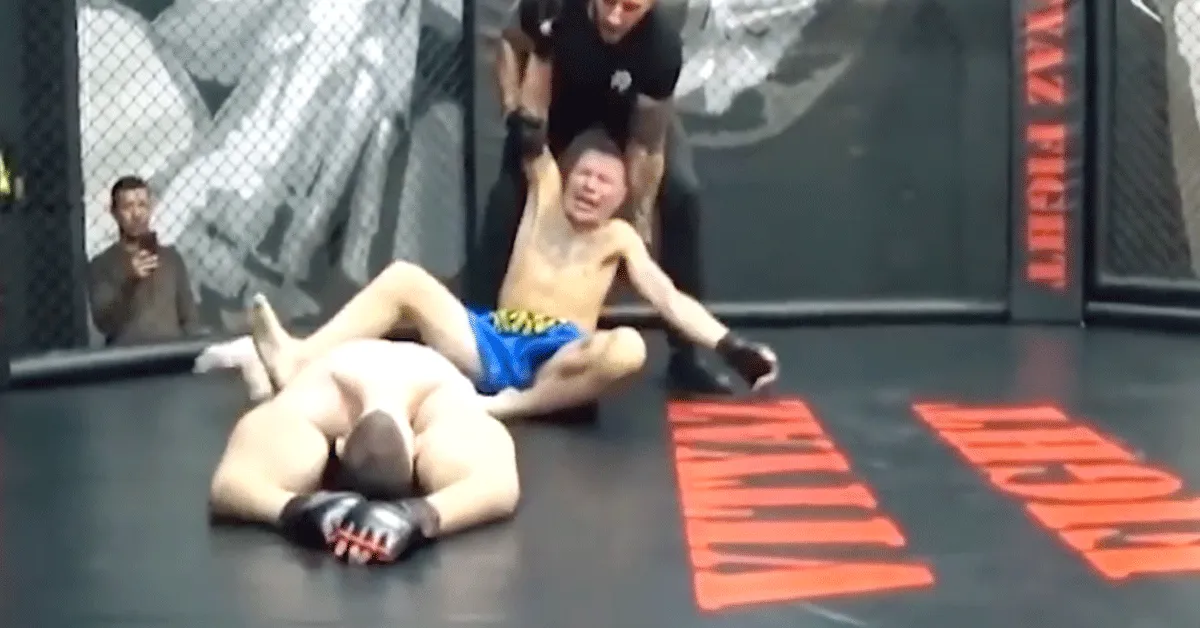 Te grote biceps nekt MMA-vechter: Krijgt slaag van oudje (video)