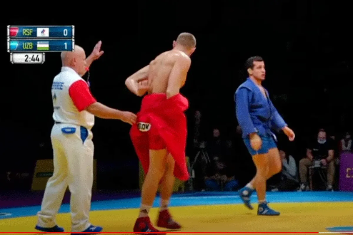 Kannibaal! Sambo-vechter neemt hap uit rivaal (video)