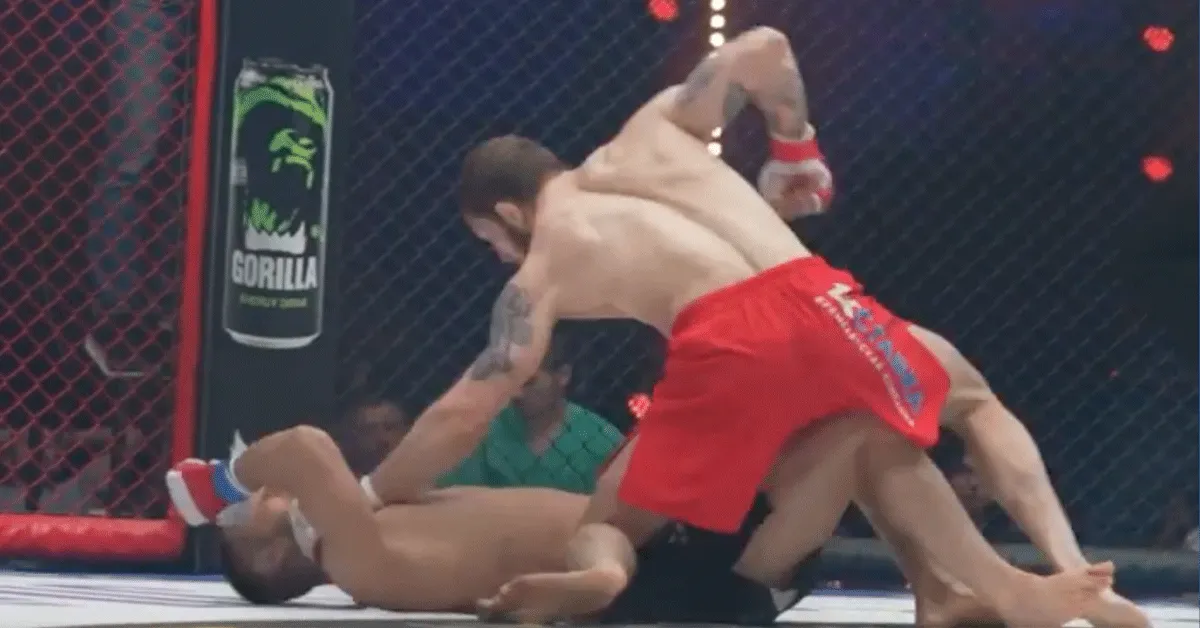 KABOEM! Gruwelijke 'spinning backfist' knock-out in Rusland