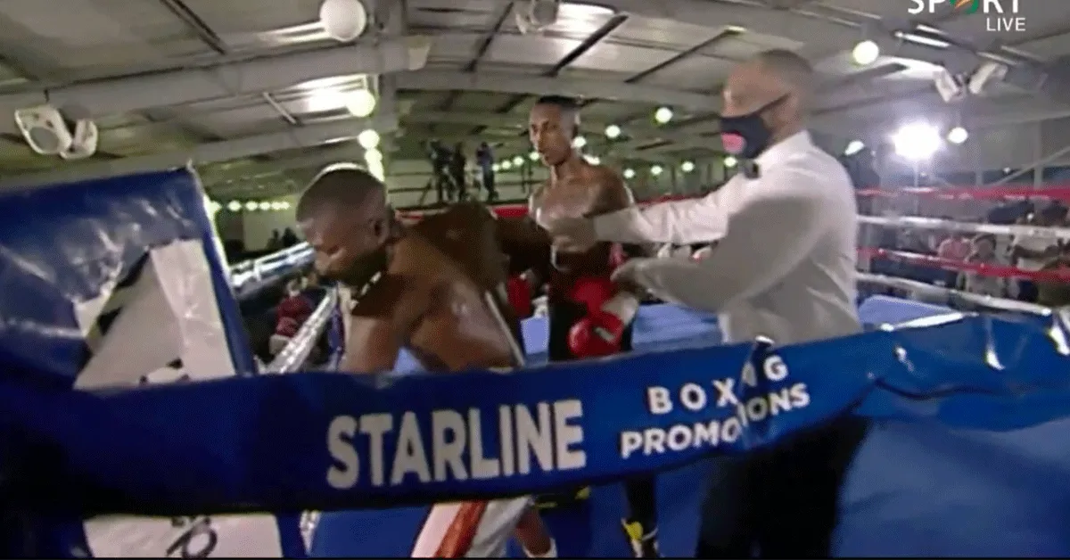 'Heel eng dit!' Bokser vecht tegen onzichtbare tegenstander na harde tik (video)