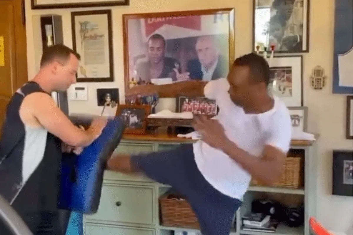 Bokslegende (65) blijkt kickbokstalent! 'Nooit te oud' (video)