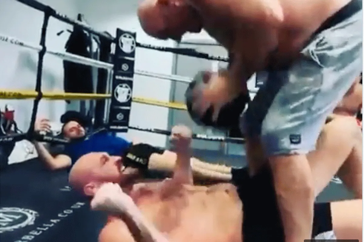 Bikkel training! Tyson Fury gaat los: 'Geef het me' (video)