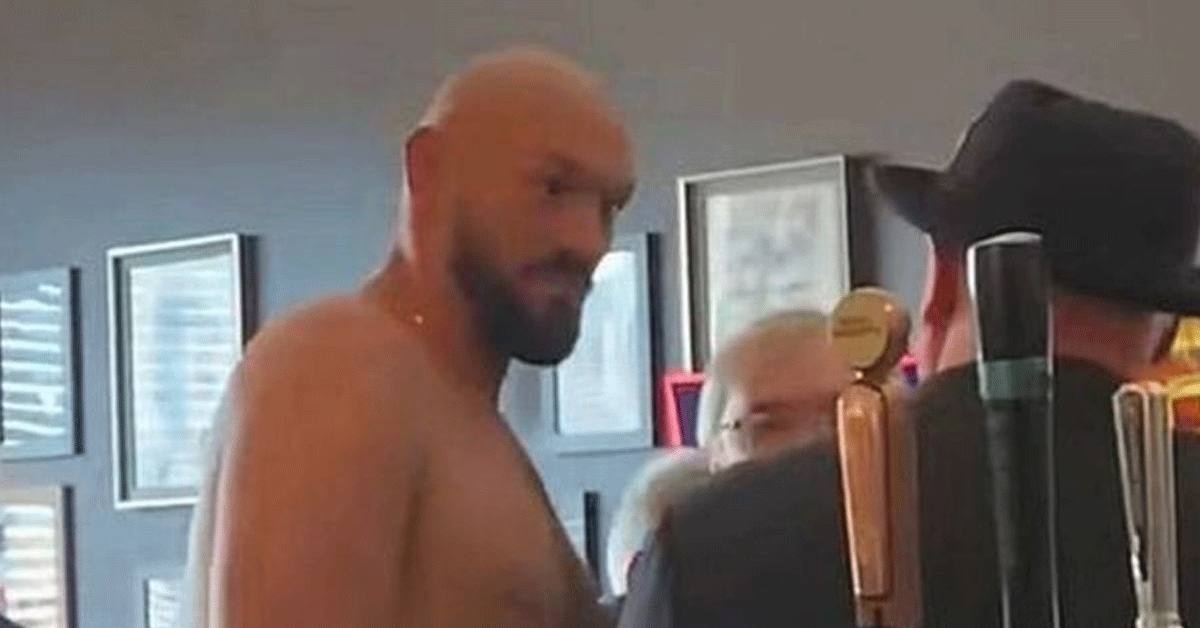 Topless Boksicoon Tyson Fury verrast Cafébezoekers! 'Wat doe ie nou?'