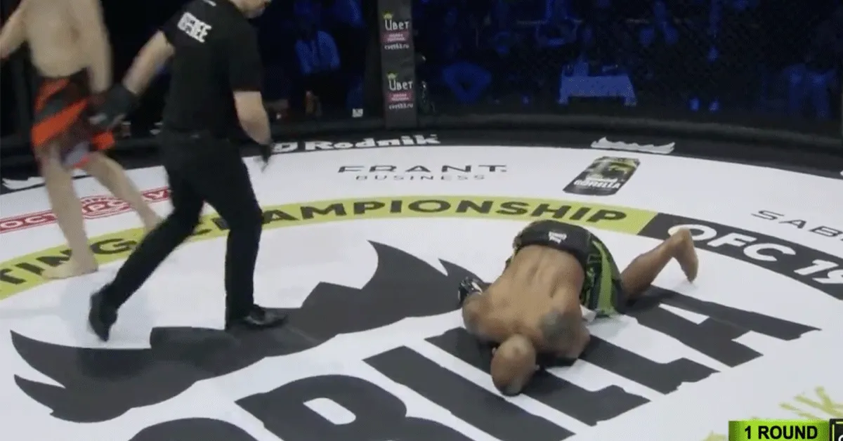 Rus vernietigd Braziliaan tijdens kooigevecht: 'Canvas knuffelaar' (video)
