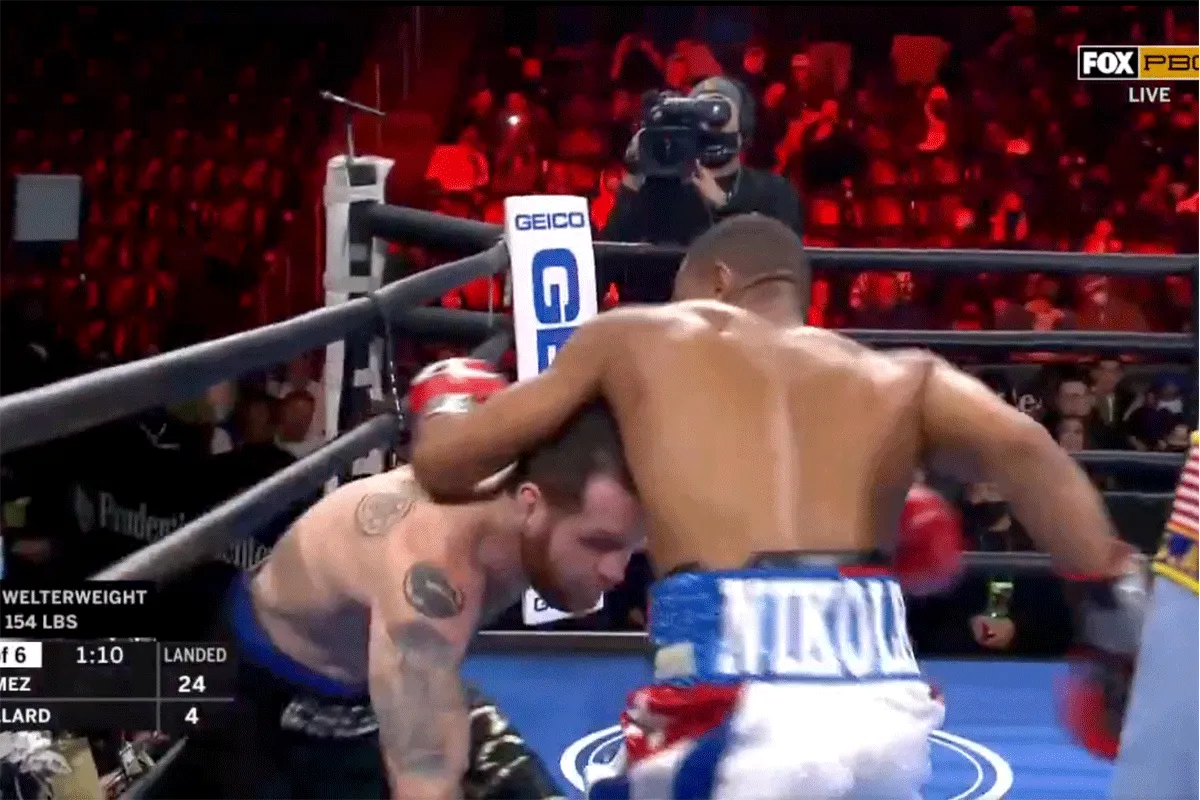 'Hij bleef slaan!' Heftige boksclash eindigt in 1 ronde (video)