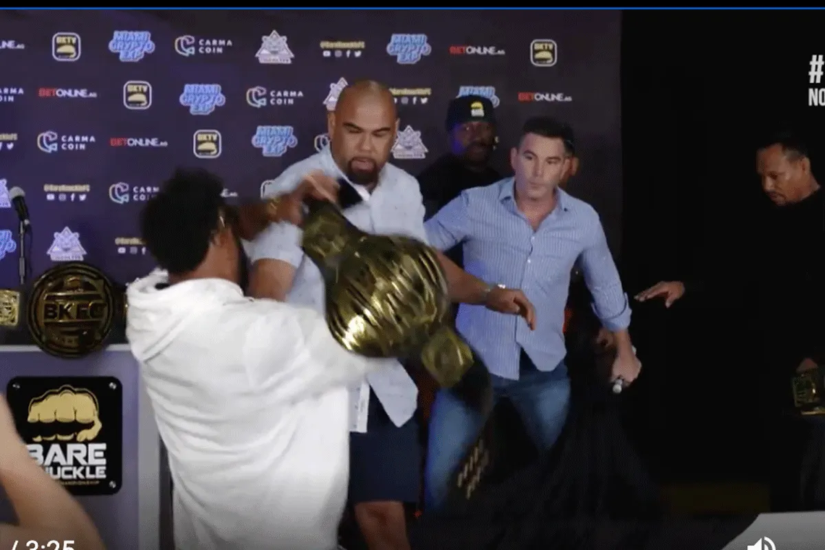 'Neptieten!' Totale chaos op BKFC persmoment (video)
