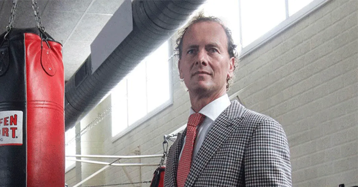 NEDERLANDER DAAGT BOKSBOND AIBA UIT: 'Maak mij president'