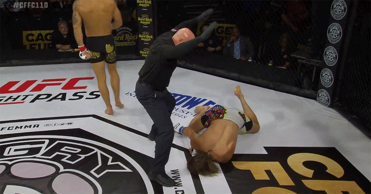 MMA-vechter EET dikke vuist van rivaal! 'Wat een knock-out' (video)