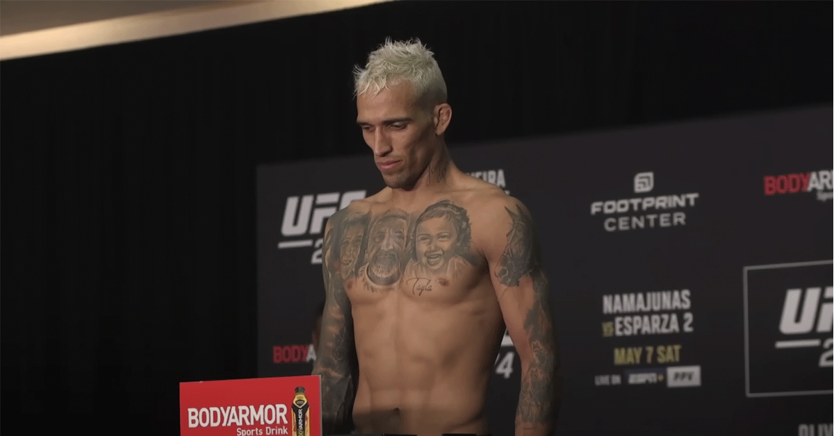 Ingestort: UFC-ster Oliveira laat tranen los in video