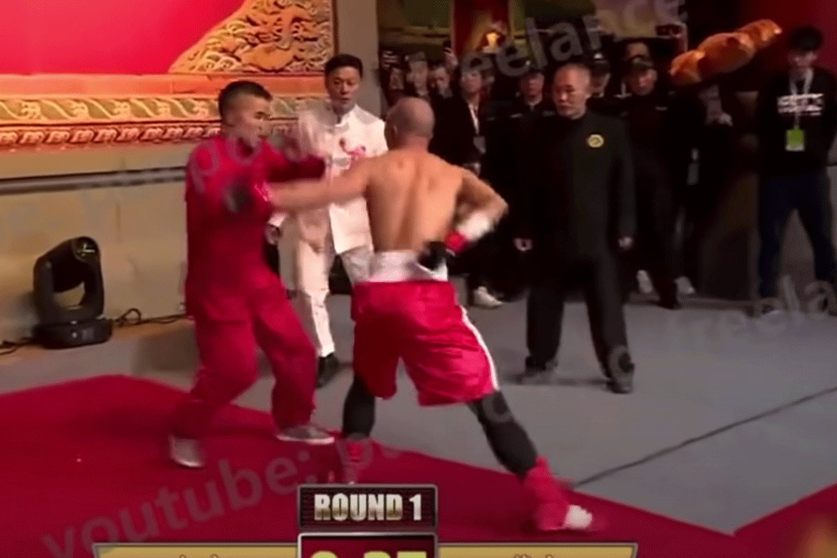 Bokser vecht met 1 arm tegen Kung Fu meester (video)