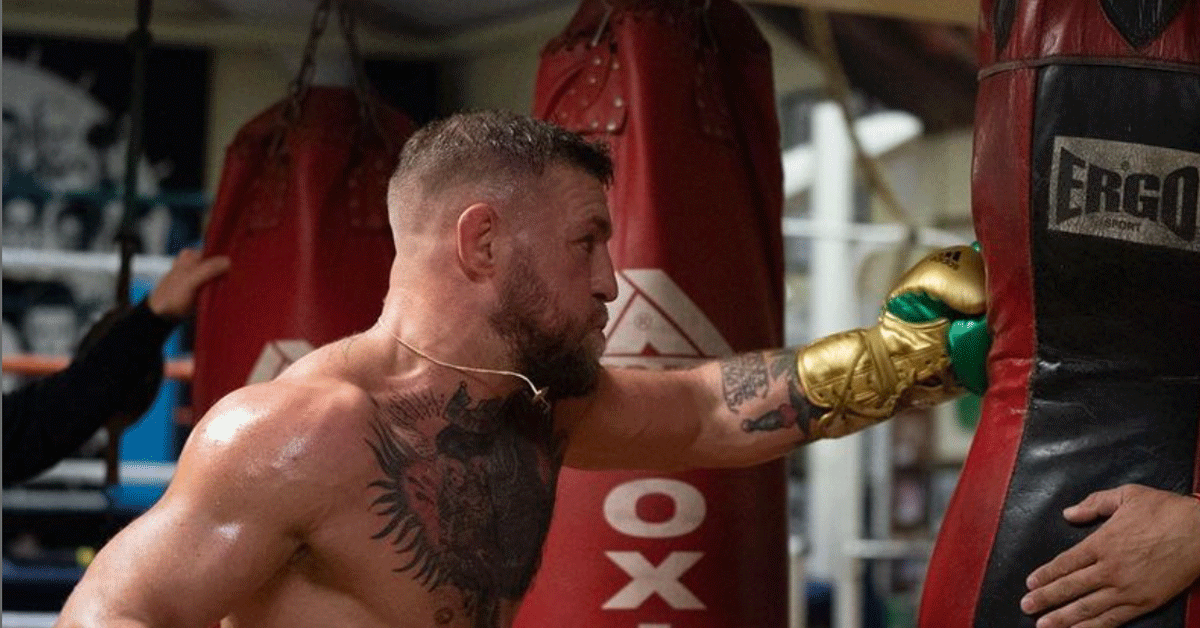 VIDEO! Conor McGregor trapt bijna bewaker knock-out in warming up
