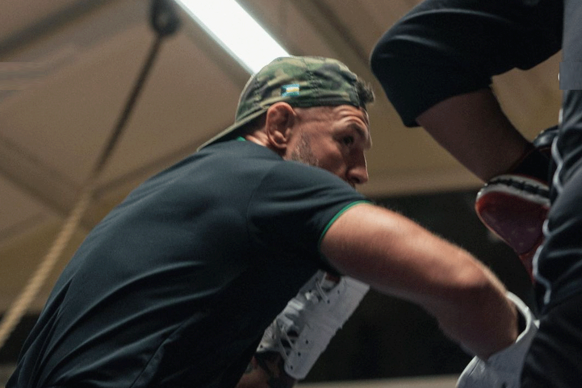 'UFC-ster McGregor slaat klootzak Jake Paul aan diggelen in MMA-gevecht'