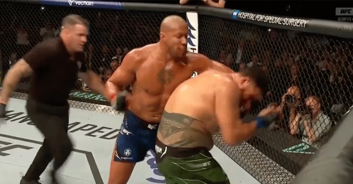 Gane verslaat 'betonkop' Tuivasa in ware MMA-oorlog | UFC Paris video