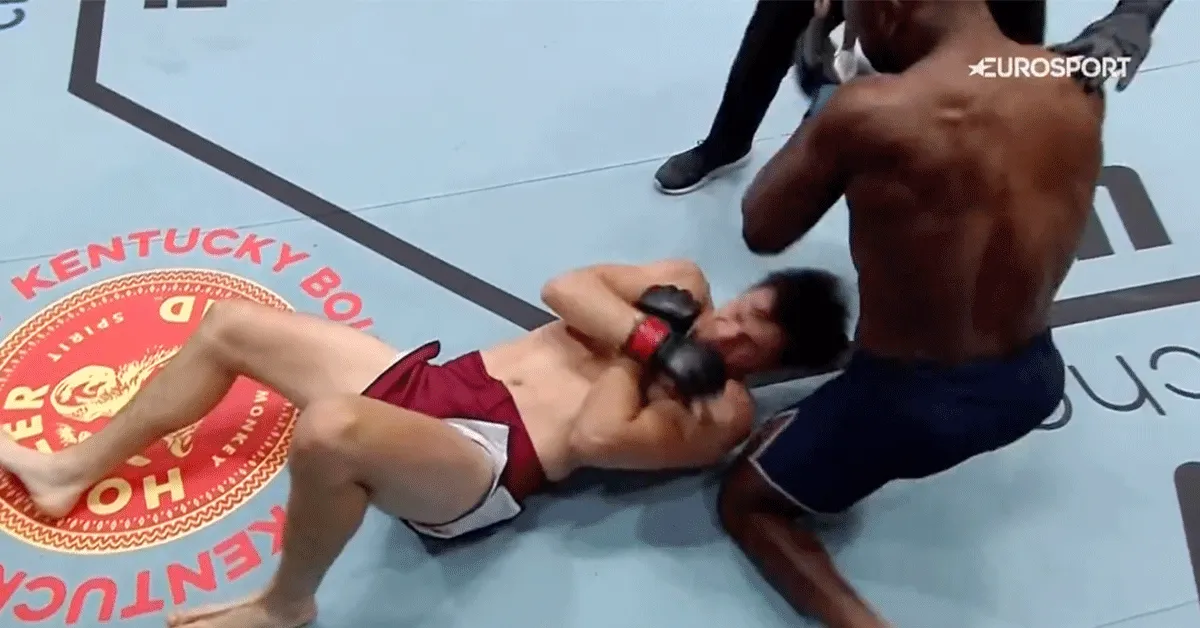 Episch! Kooivechter verdiend UFC-contract in WWE-stijl (video)